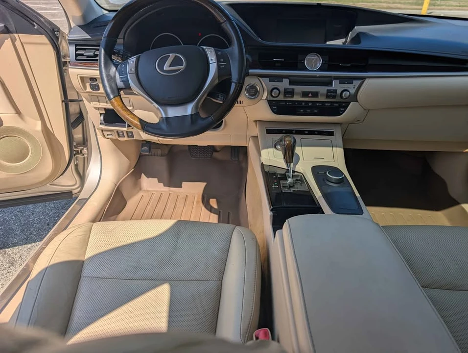 2013 Lexus ES 6th Gen - Image 13 of 15