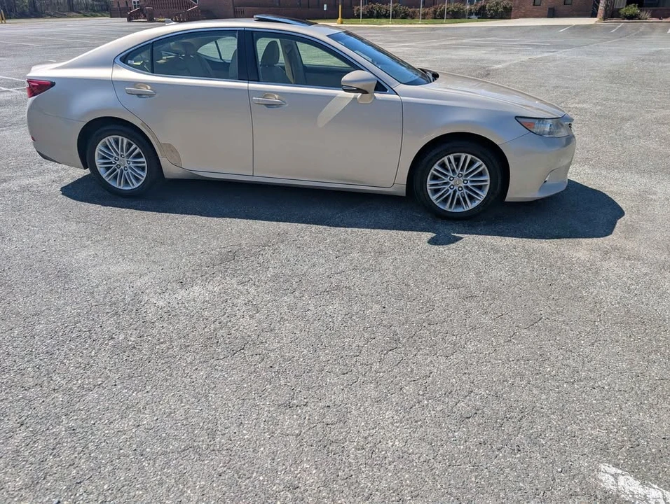 2013 Lexus ES 6th Gen - Image 6 of 15