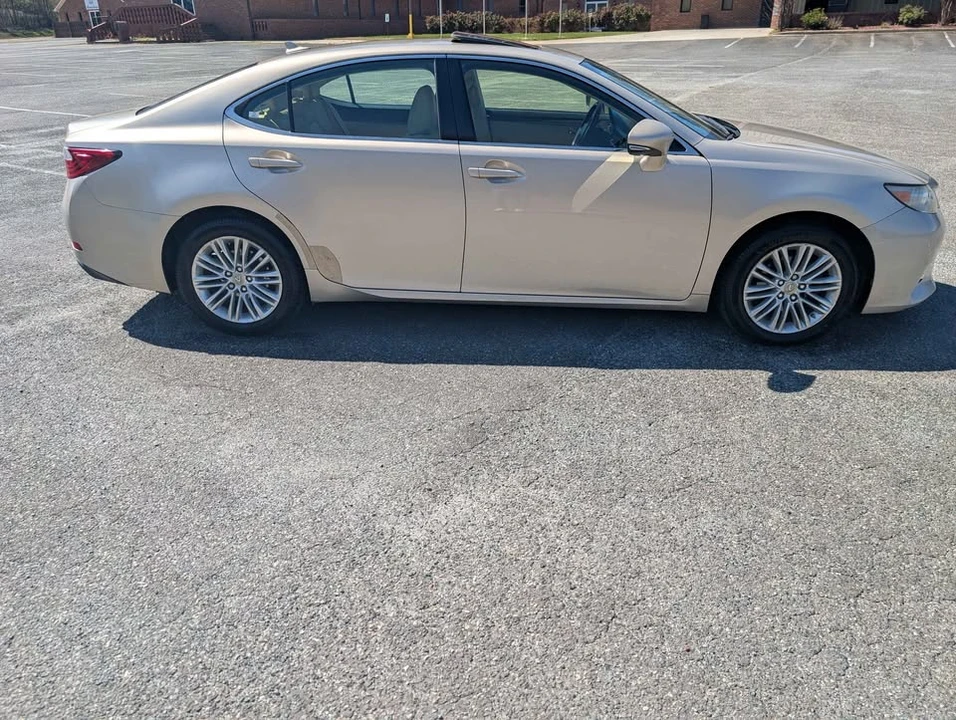 2013 Lexus ES 6th Gen - Image 8 of 15