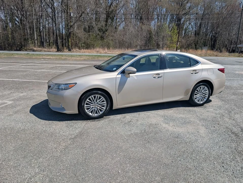 2013 Lexus ES 6th Gen - Image 2 of 15