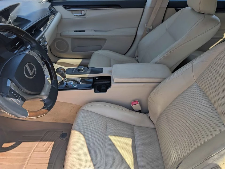 2013 Lexus ES 6th Gen - Image 9 of 15