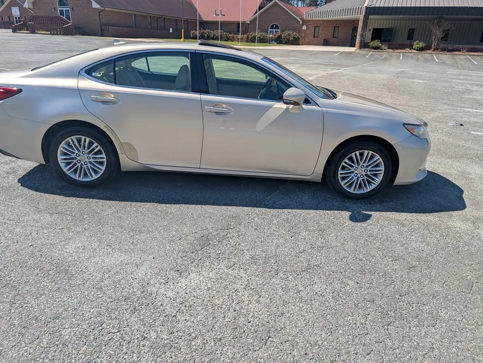 2013 Lexus ES 6th Gen - Image 7 of 15