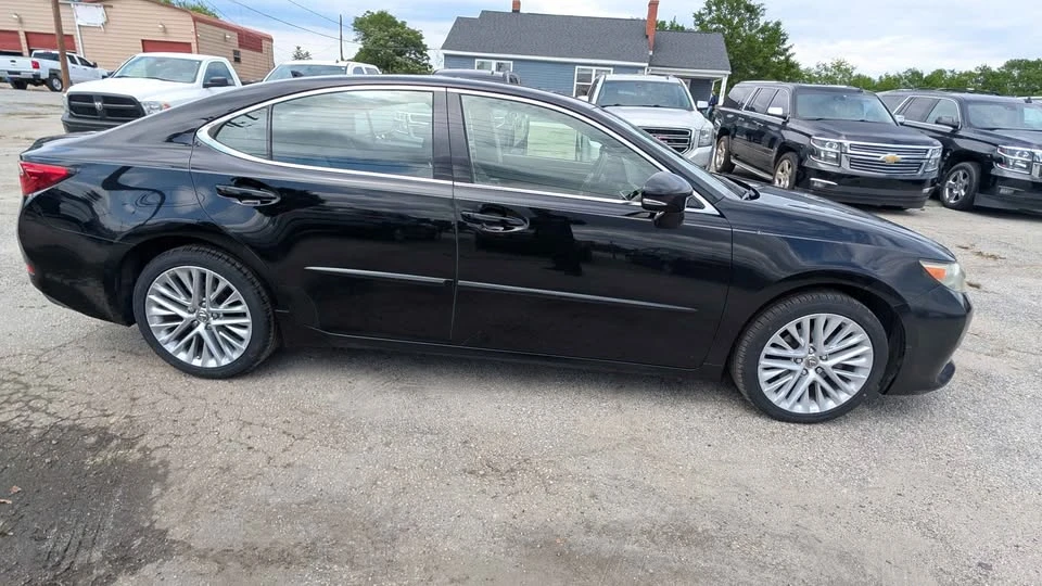 2013 Lexus ES 6th Gen - Image 3 of 13