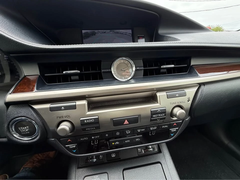 2013 Lexus ES 6th Gen - Image 16 of 18