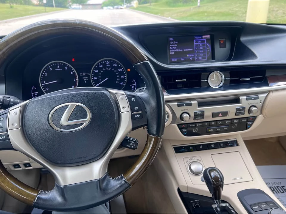 2013 Lexus ES 6th Gen - Image 10 of 18