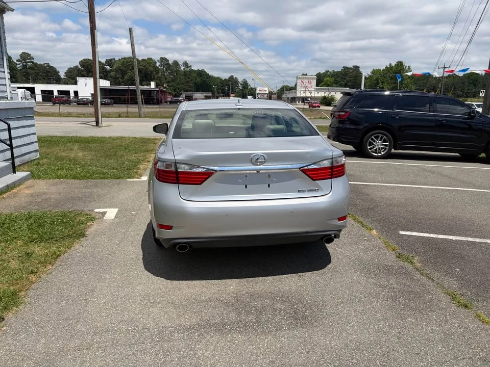 2013 Lexus ES 6th Gen - Image 3 of 7