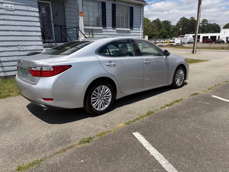 2013 Lexus ES 6th Gen - Image 4 of 7
