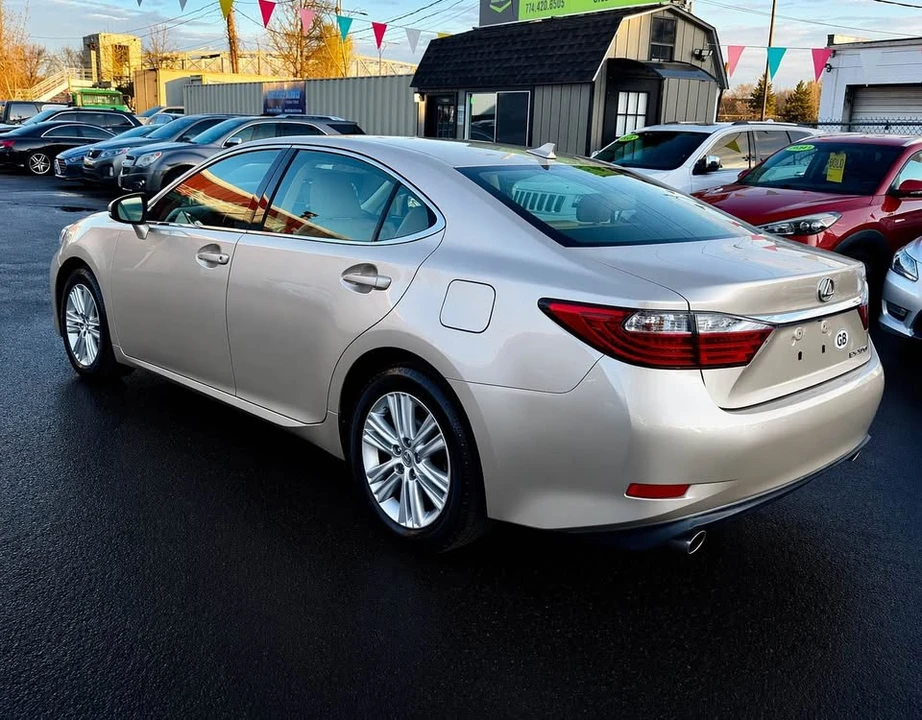 2013 Lexus ES 6th Gen - Image 4 of 18