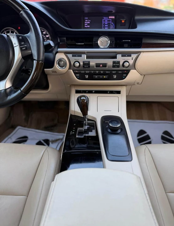 2013 Lexus ES 6th Gen - Image 16 of 18