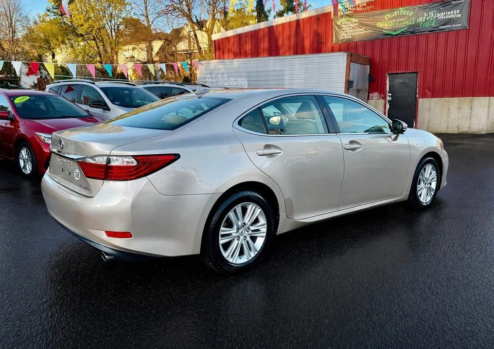 2013 Lexus ES 6th Gen - Image 5 of 18
