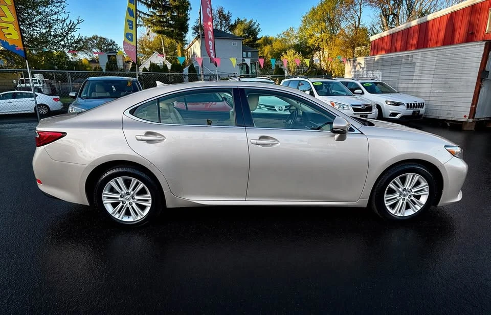 2013 Lexus ES 6th Gen - Image 6 of 18