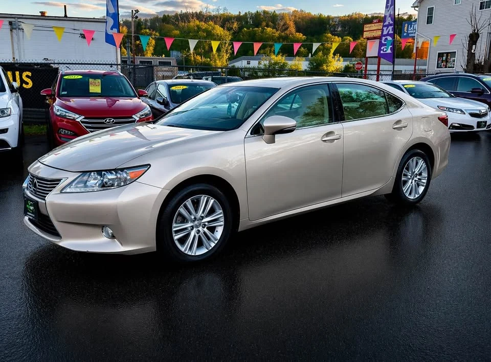 2013 Lexus ES 6th Gen - Image 2 of 18