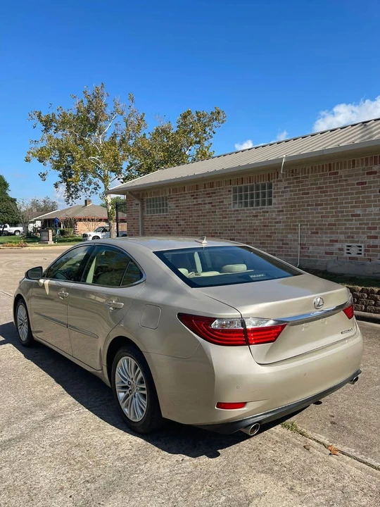 2013 Lexus ES 6th Gen - Image 4 of 17