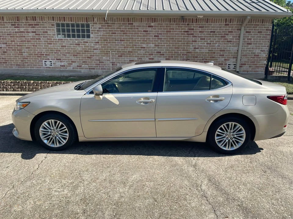 2013 Lexus ES 6th Gen - Image 5 of 17