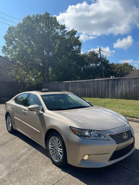 2013 Lexus ES 6th Gen - Image 2 of 17