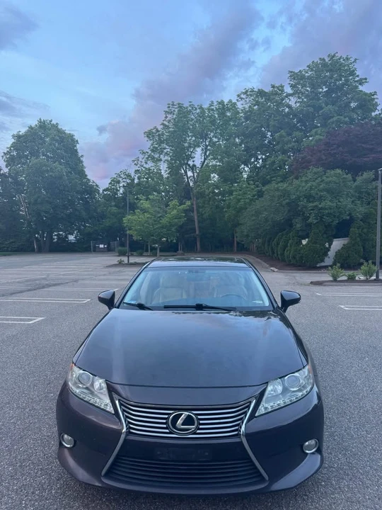 2013 Lexus ES 6th Gen - Image 2 of 14