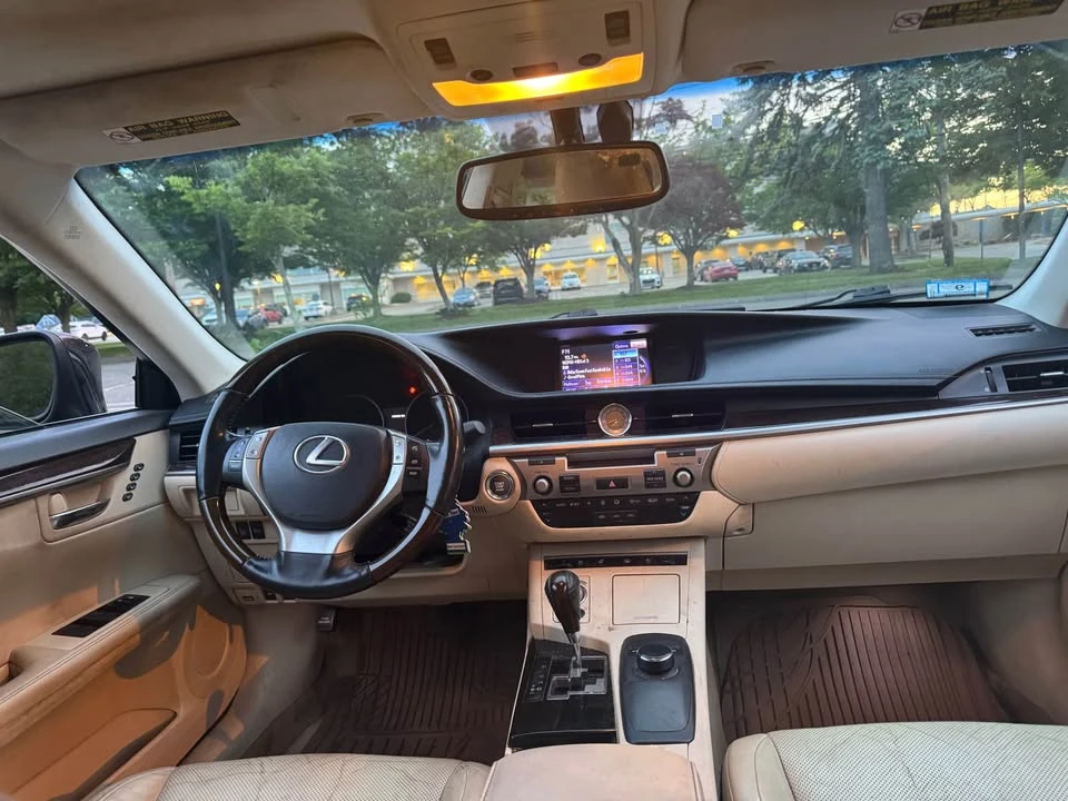2013 Lexus ES 6th Gen - Image 8 of 14