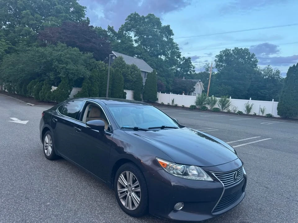 2013 Lexus ES 6th Gen - Image 3 of 14