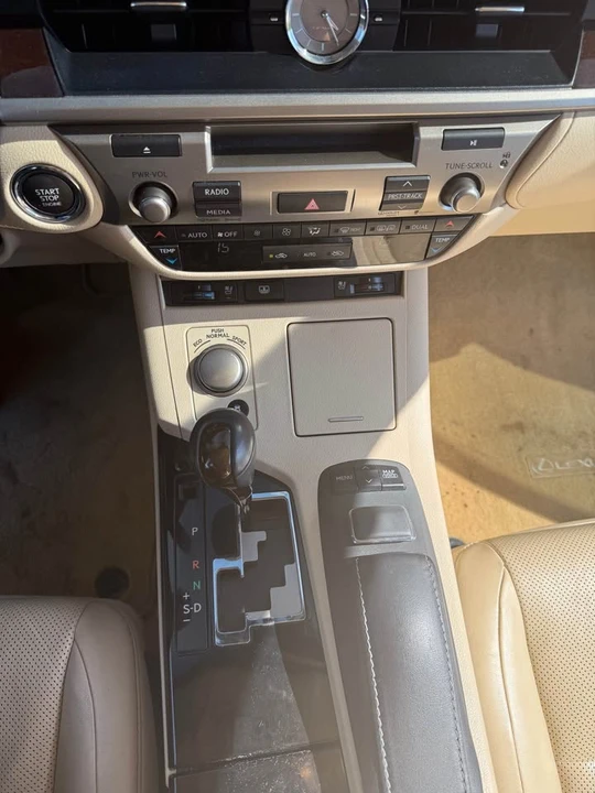 2013 Lexus ES 6th Gen - Image 13 of 20