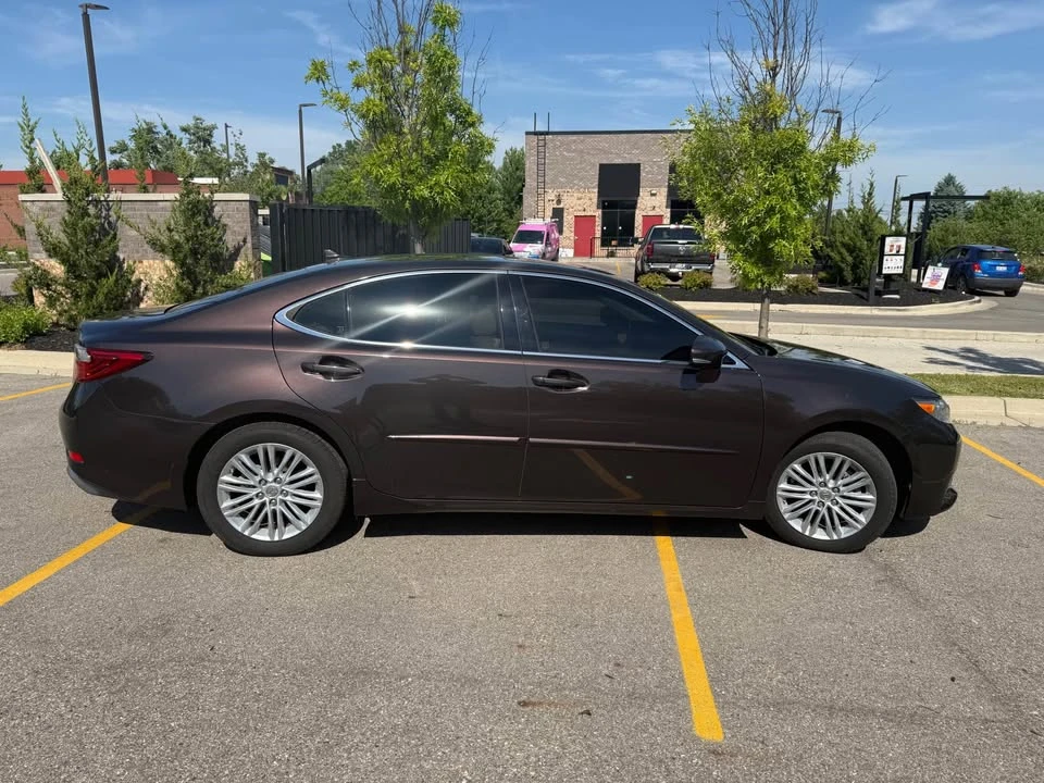 2013 Lexus ES 6th Gen - Image 3 of 20