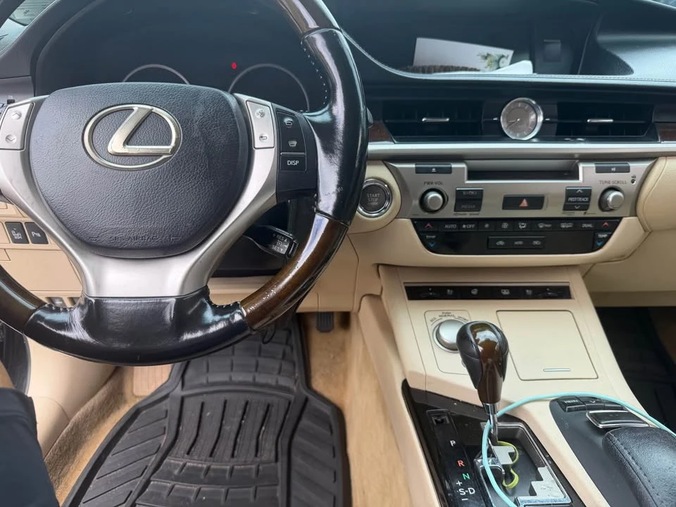 2013 Lexus ES 6th Gen - Image 2 of 4
