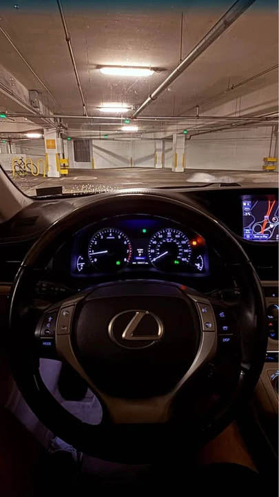 2013 Lexus ES 6th Gen - Image 7 of 9