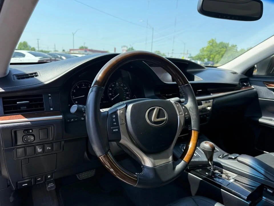 2013 Lexus ES 6th Gen - Image 10 of 20