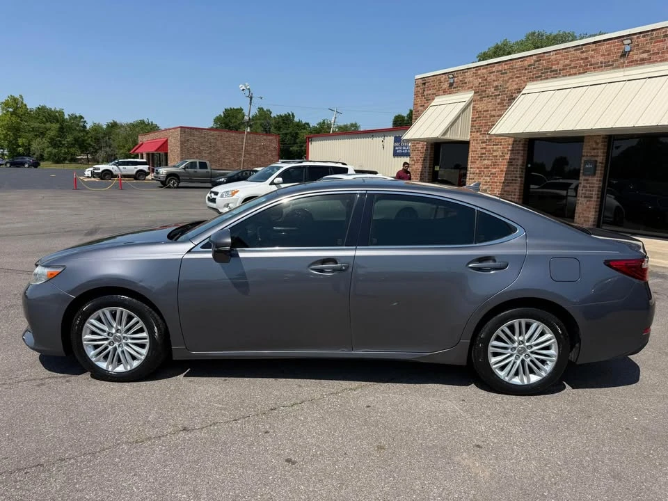 2013 Lexus ES 6th Gen - Image 2 of 20