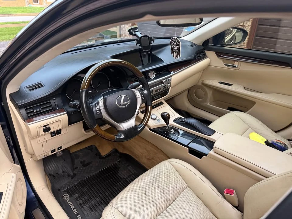 2013 Lexus ES 6th Gen - Image 14 of 19