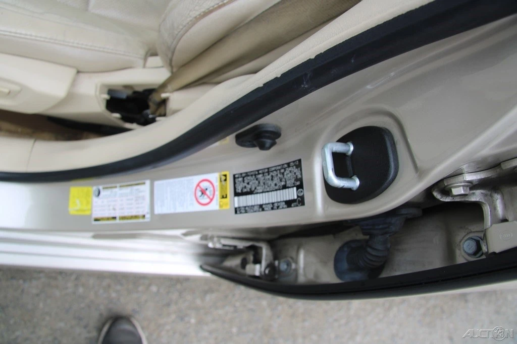 2013 Lexus ES 6th Gen - Image 11 of 21
