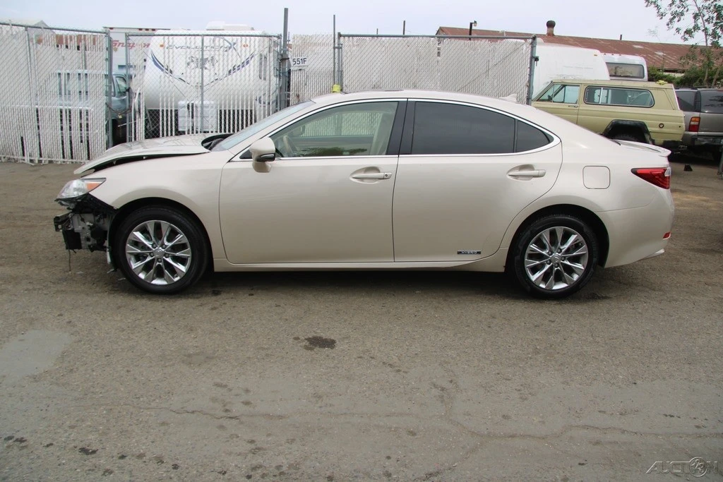 2013 Lexus ES 6th Gen - Image 3 of 21