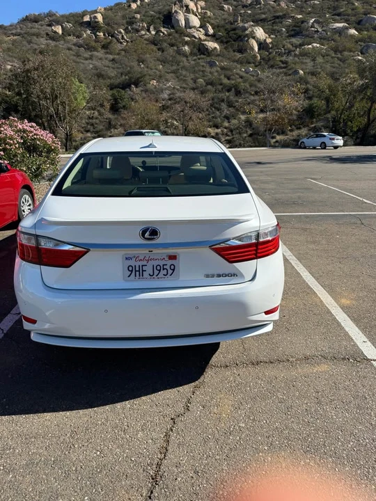 2013 Lexus ES 6th Gen - Image 5 of 5