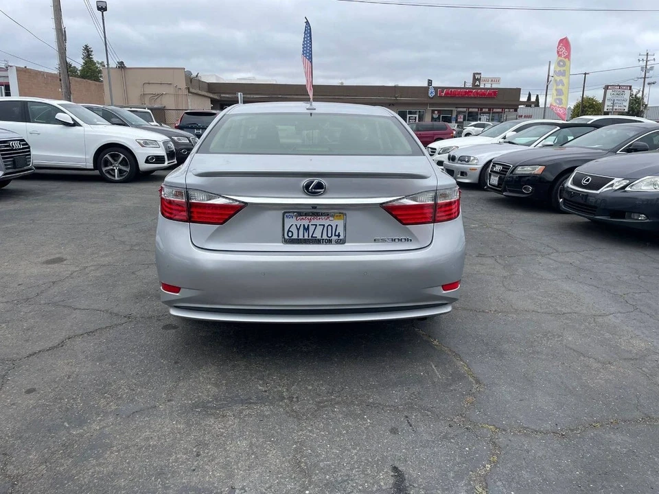 2013 Lexus ES 6th Gen - Image 5 of 17