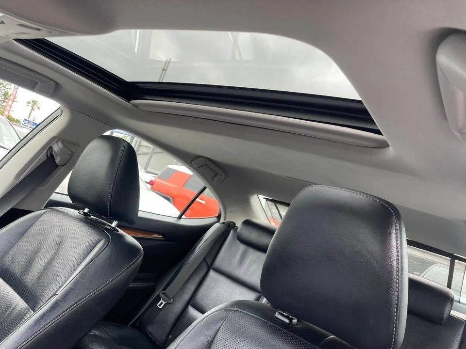 2013 Lexus ES 6th Gen - Image 11 of 17
