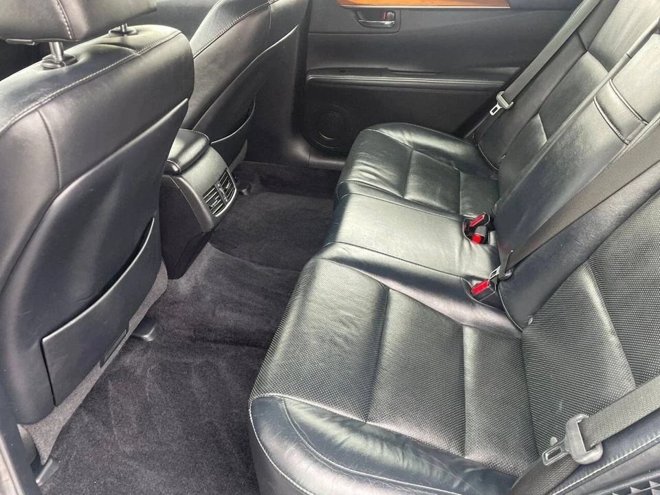 2013 Lexus ES 6th Gen - Image 9 of 17