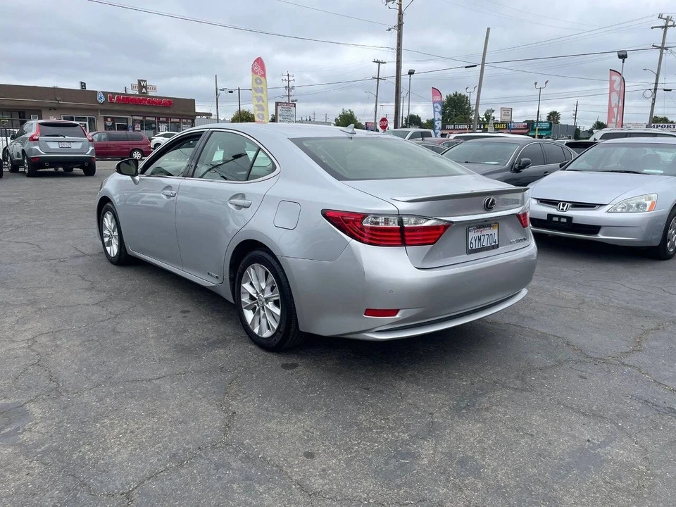 2013 Lexus ES 6th Gen - Image 4 of 17