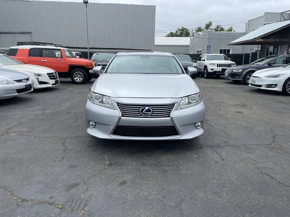2013 Lexus ES 6th Gen - Image 2 of 17