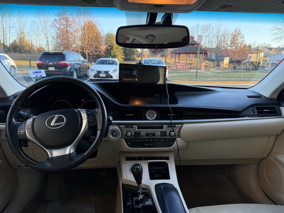2013 Lexus ES 6th Gen - Image 5 of 9