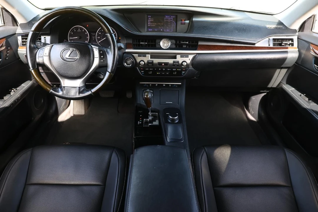 2013 Lexus ES 6th Gen - Image 2 of 21
