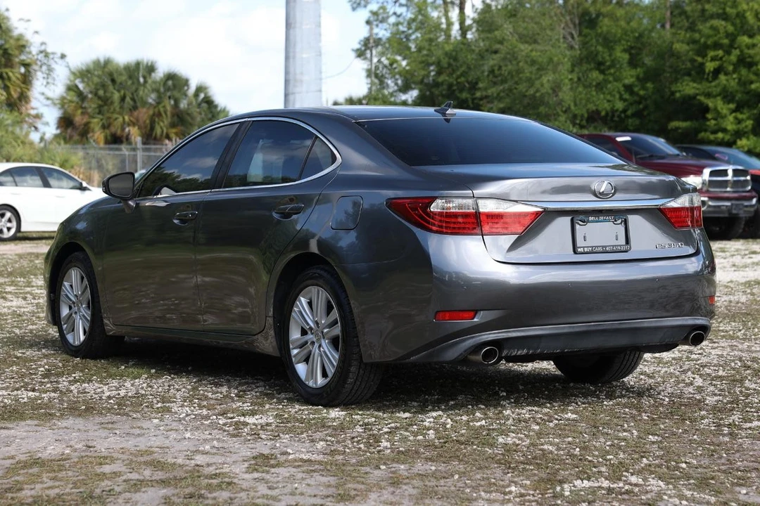 2013 Lexus ES 6th Gen - Image 5 of 21