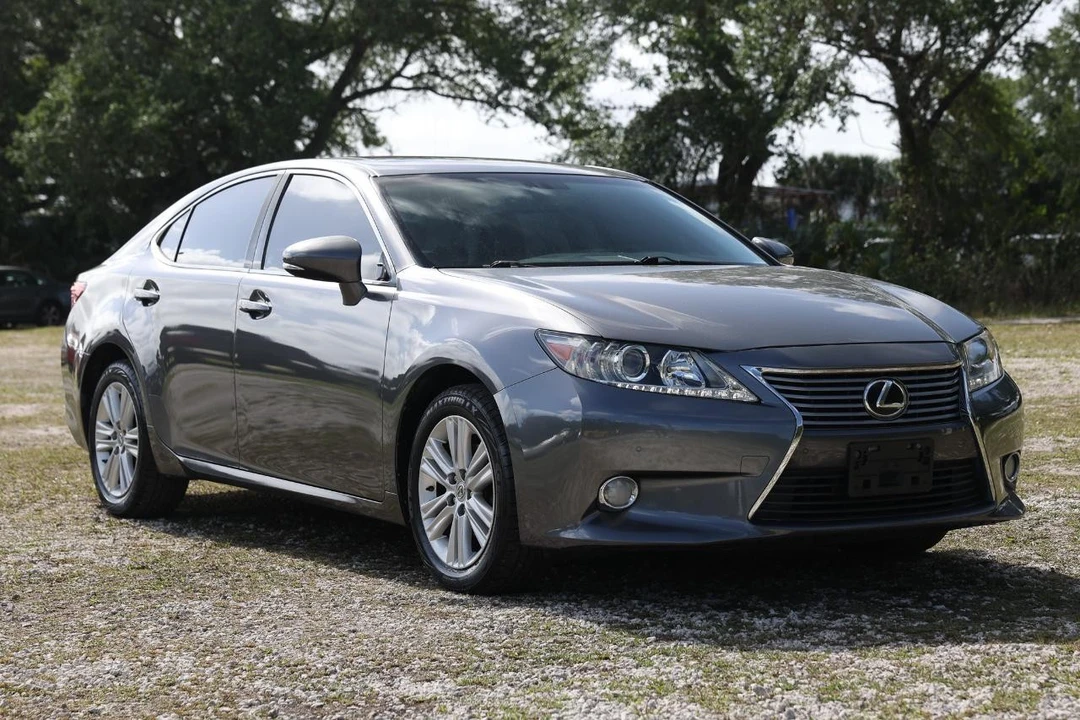 2013 Lexus ES 6th Gen - Image 15 of 21