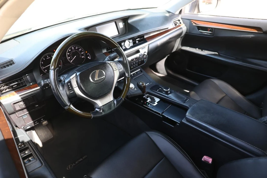 2013 Lexus ES 6th Gen - Image 4 of 21