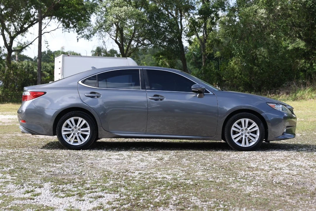 2013 Lexus ES 6th Gen - Image 13 of 21