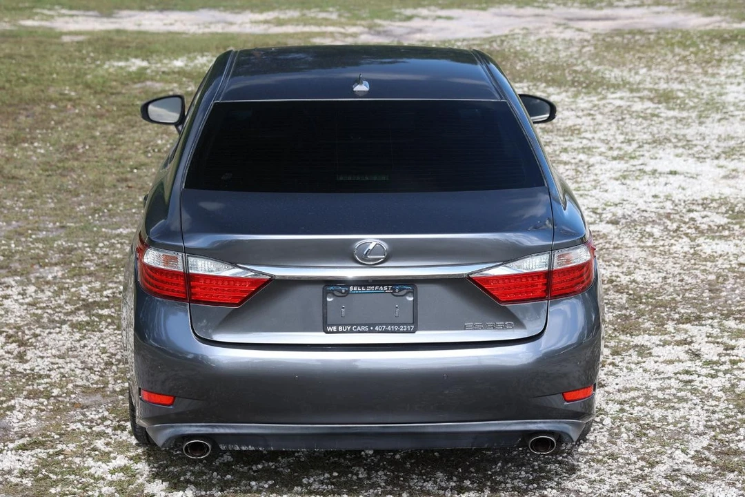 2013 Lexus ES 6th Gen - Image 9 of 21