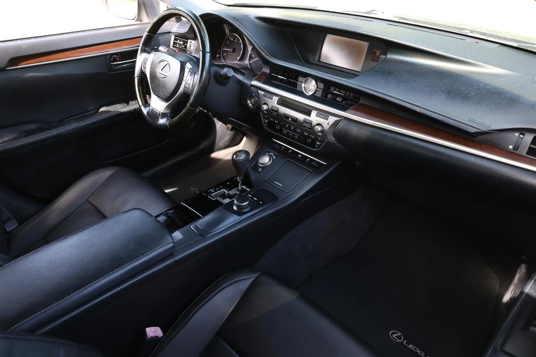 2013 Lexus ES 6th Gen - Image 18 of 21