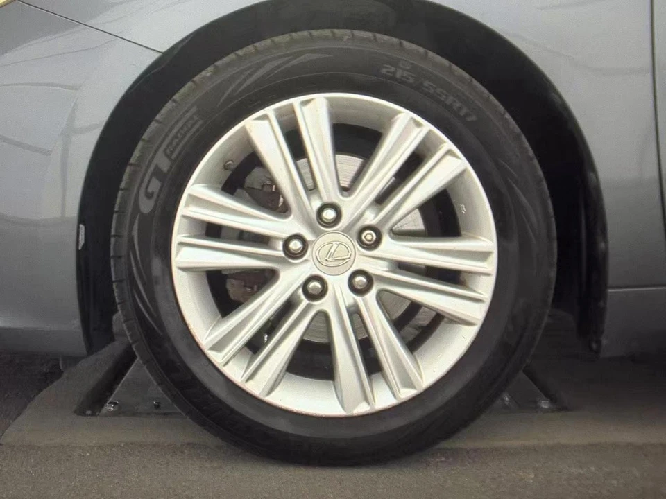 2013 Lexus ES 6th Gen - Image 9 of 17