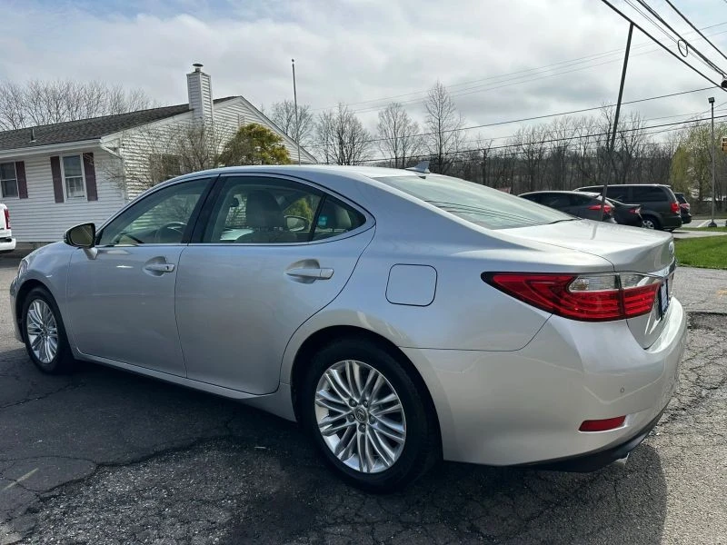 2013 Lexus ES 6th Gen - Image 4 of 12