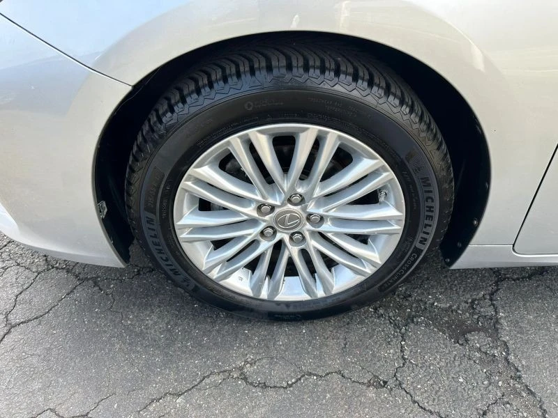 2013 Lexus ES 6th Gen - Image 9 of 12