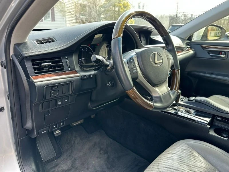 2013 Lexus ES 6th Gen - Image 10 of 12