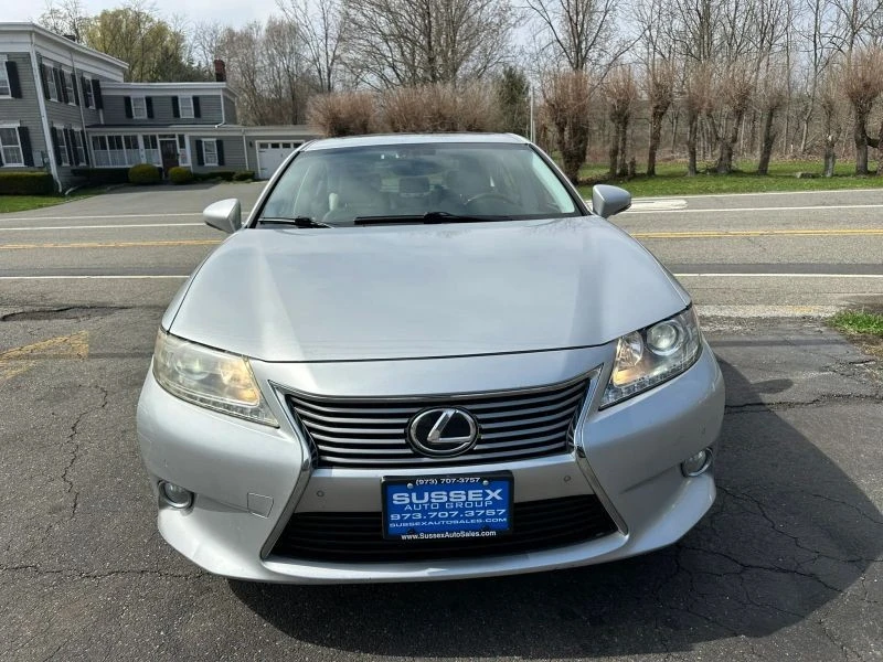 2013 Lexus ES 6th Gen - Image 2 of 12